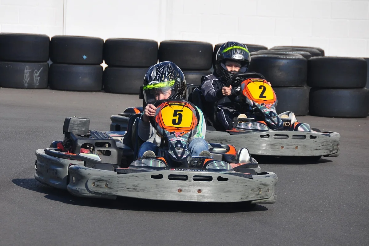 Karting électrique vs karting à essence : lequel choisir en 2026 ?